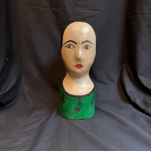 Cabeza decorativa en papel maché pintado