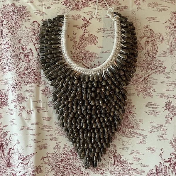 Collar étnico antiguo de conchas