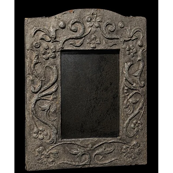 Espejo floral antiguo en metal repujado