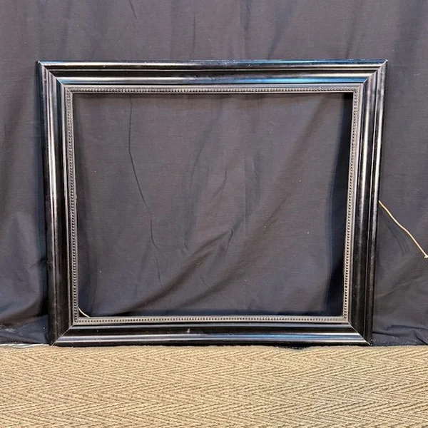 Marco de madera ebonizado con moldura interior perlada 66x57