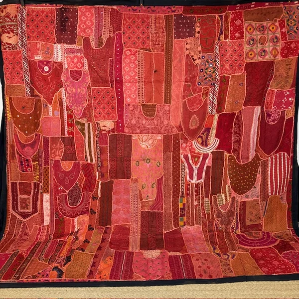 Tapiz patchwork rojo antiguo de Guyarat, India