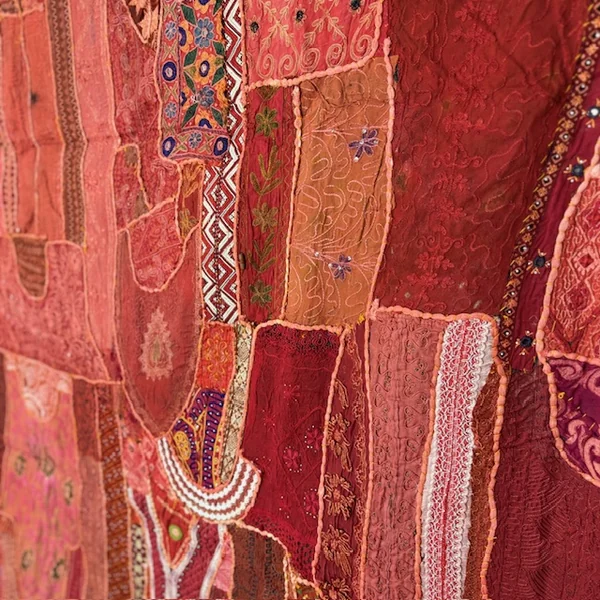 Tapiz patchwork rojo antiguo de Guyarat, India - Imagen 2