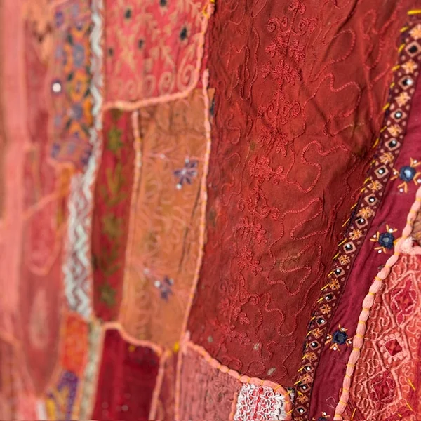 Tapiz patchwork rojo antiguo de Guyarat, India - Imagen 11