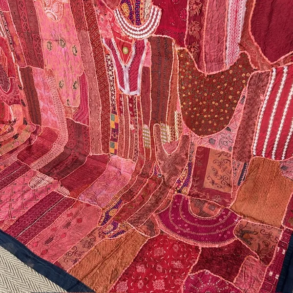 Tapiz patchwork rojo antiguo de Guyarat, India - Imagen 12