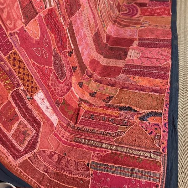 Tapiz patchwork rojo antiguo de Guyarat, India - Imagen 3