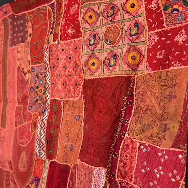 Tapiz patchwork rojo antiguo de Guyarat, India - Imagen 4