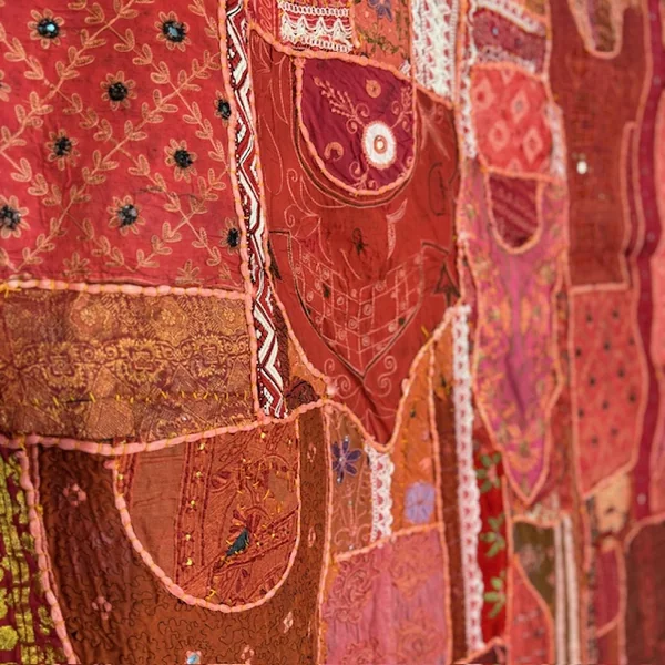 Tapiz patchwork rojo antiguo de Guyarat, India - Imagen 5