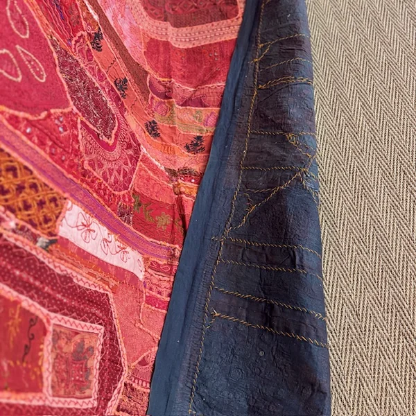 Tapiz patchwork rojo antiguo de Guyarat, India - Imagen 6