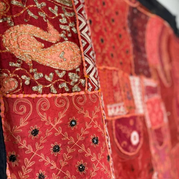 Tapiz patchwork rojo antiguo de Guyarat, India - Imagen 7