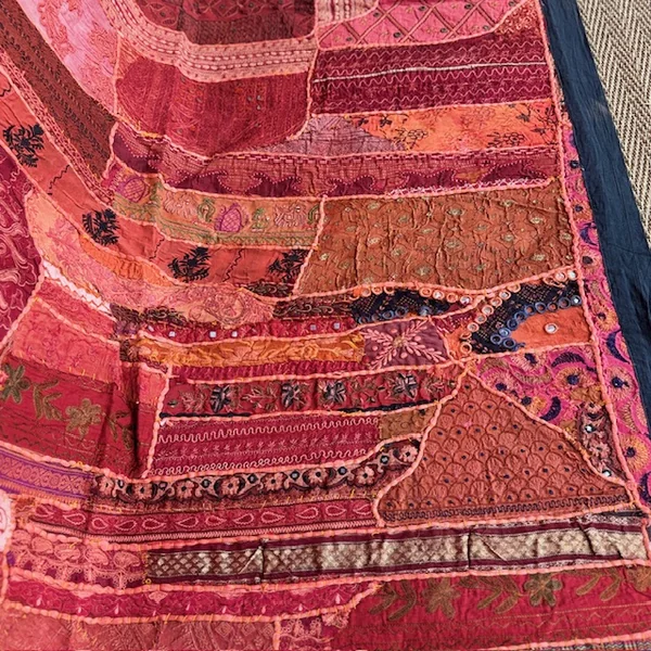 Tapiz patchwork rojo antiguo de Guyarat, India - Imagen 8