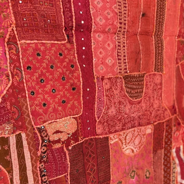 Tapiz patchwork rojo antiguo de Guyarat, India - Imagen 9