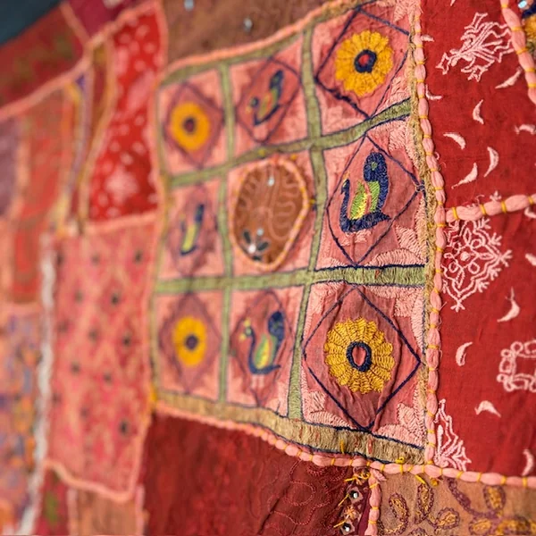 Tapiz patchwork rojo antiguo de Guyarat, India - Imagen 10